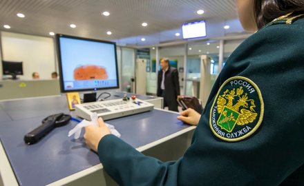 В Москве на таможне задержали крупную партию контрафактных сувениров с символикой FIFA